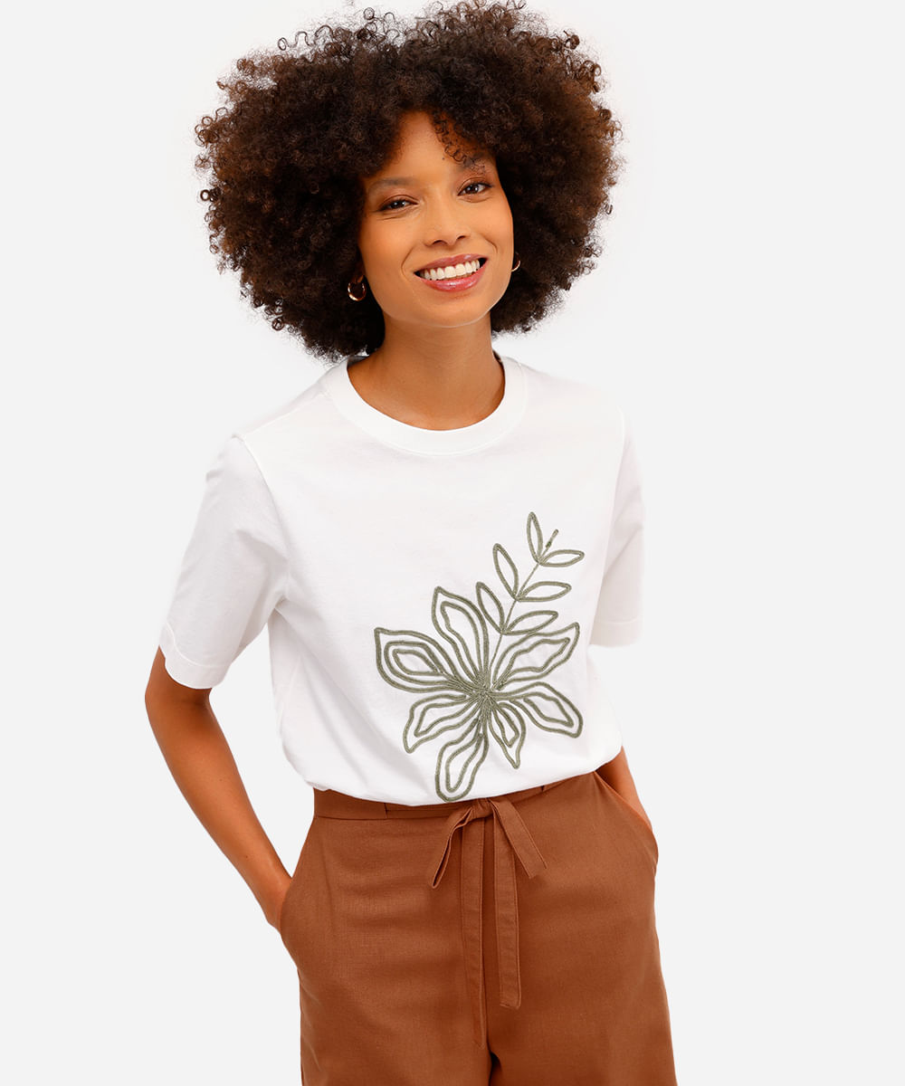 camiseta feminina regular com bordado floral off white