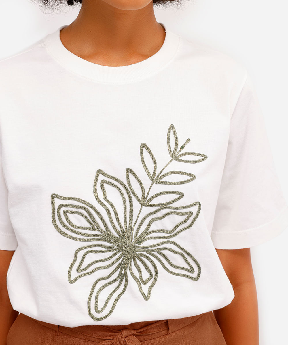 camiseta feminina regular com bordado floral off white