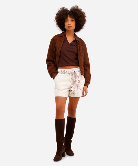short feminino de sarja com faixa bege