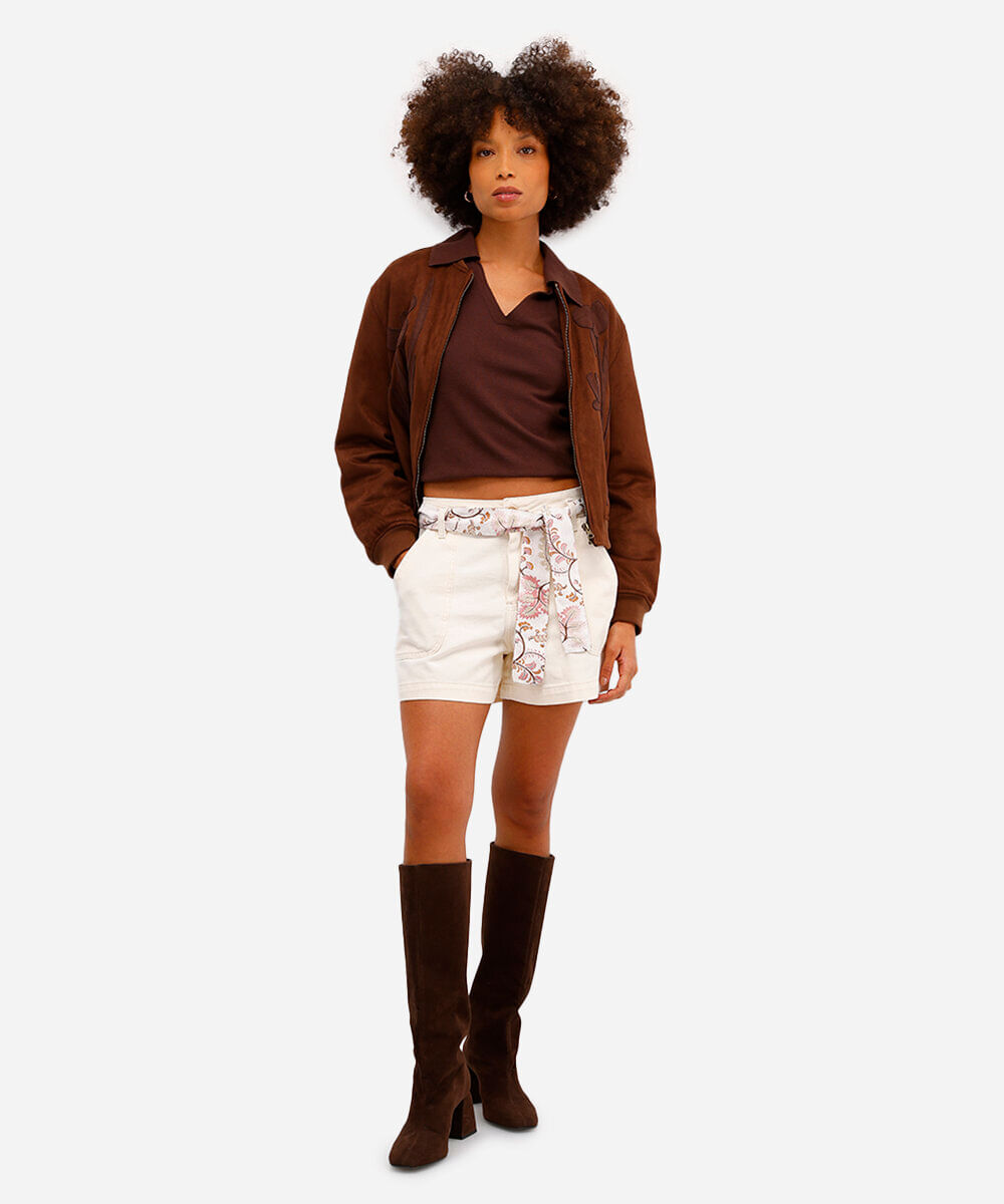 short feminino de sarja com faixa bege