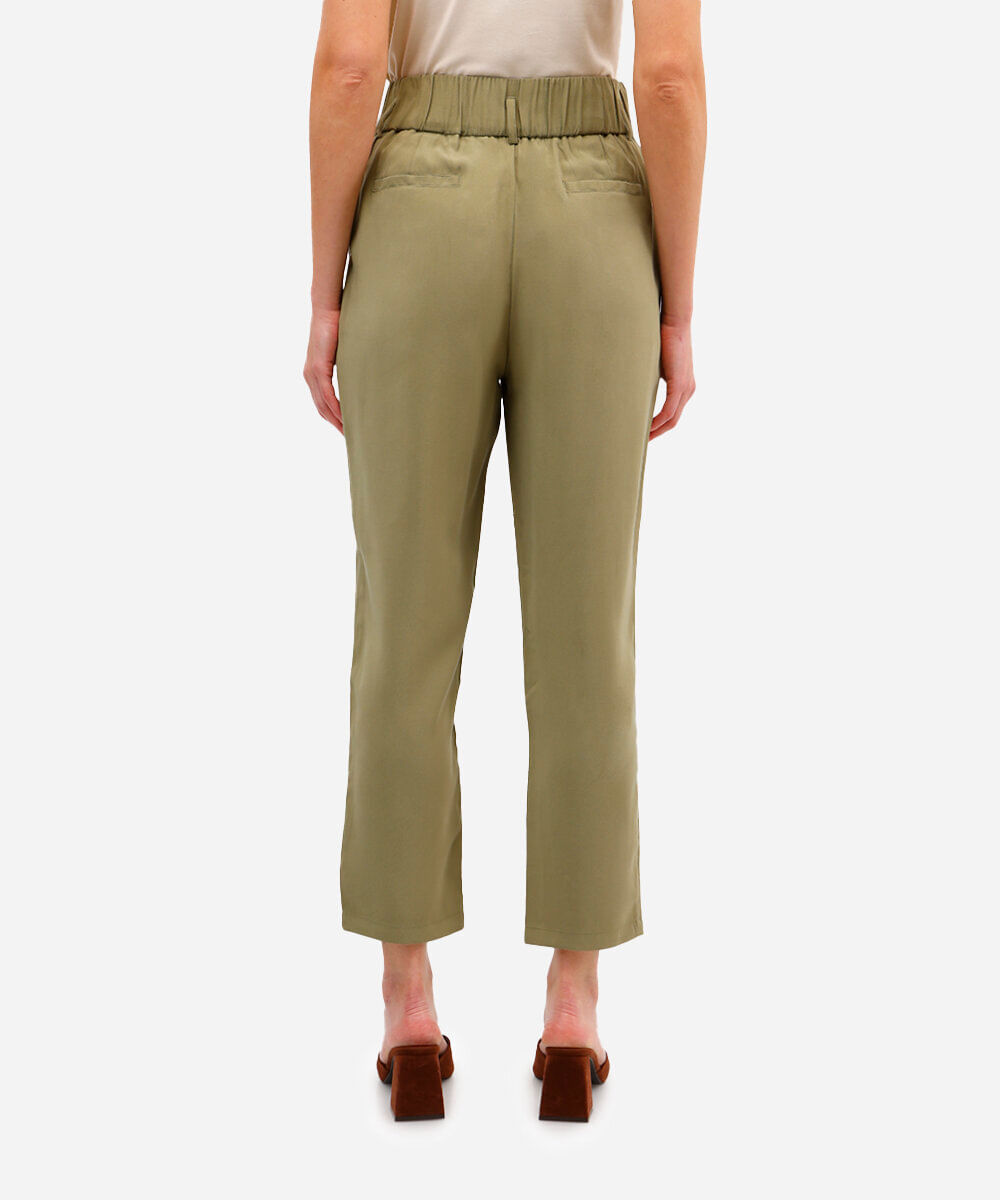 calça feminina de alfaiataria com pregas verde