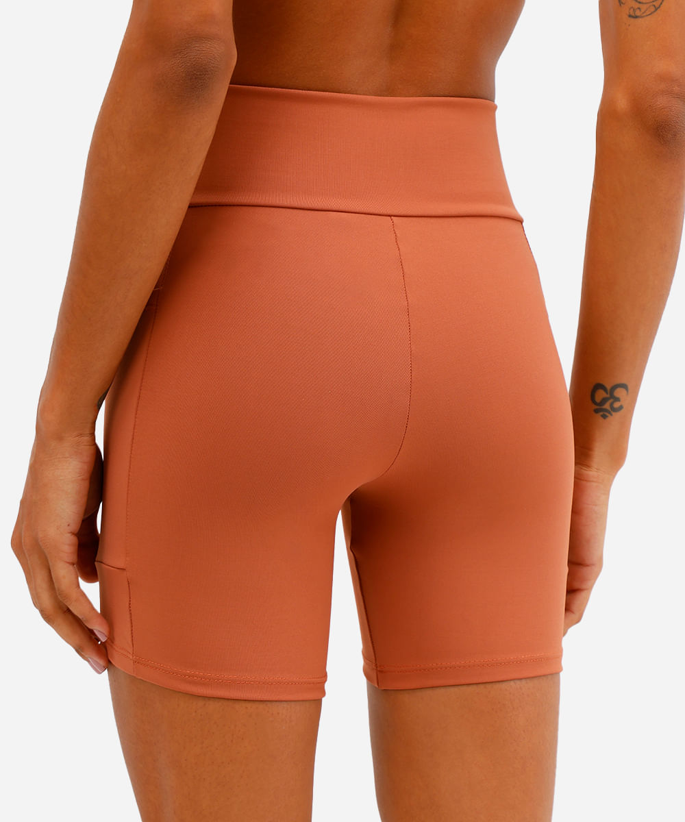 bermuda esportiva cós largo com bolso lateral marrom