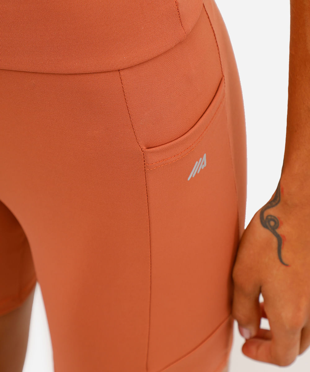 bermuda esportiva cós largo com bolso lateral marrom
