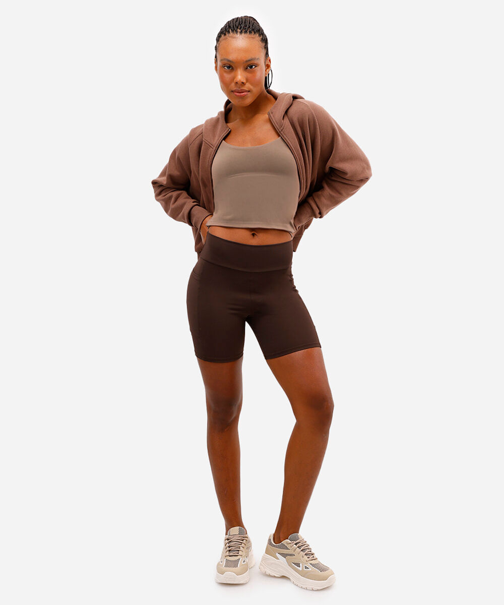 bermuda esportiva cós largo com bolso lateral marrom