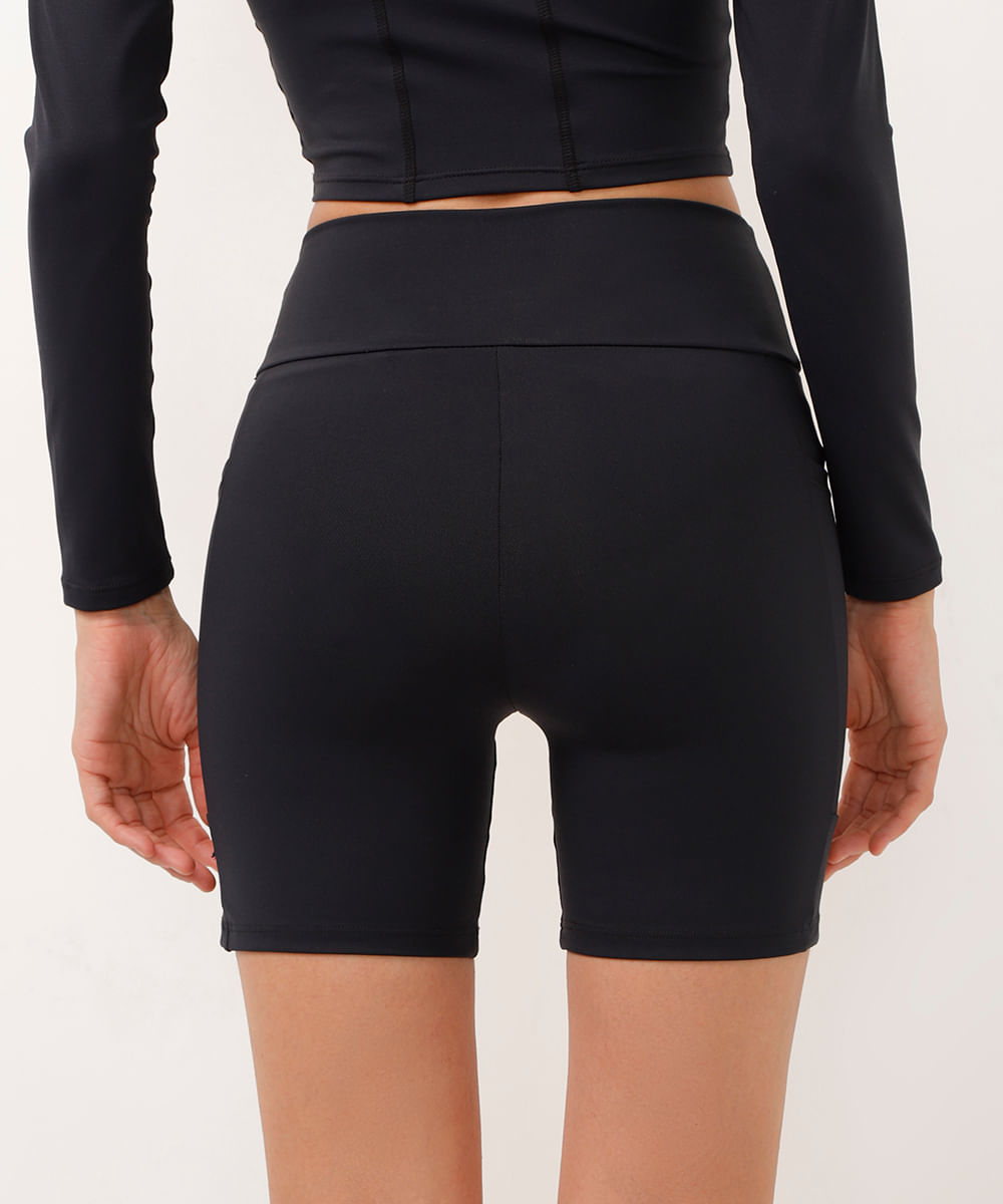 bermuda esportiva cós largo com bolso lateral preta