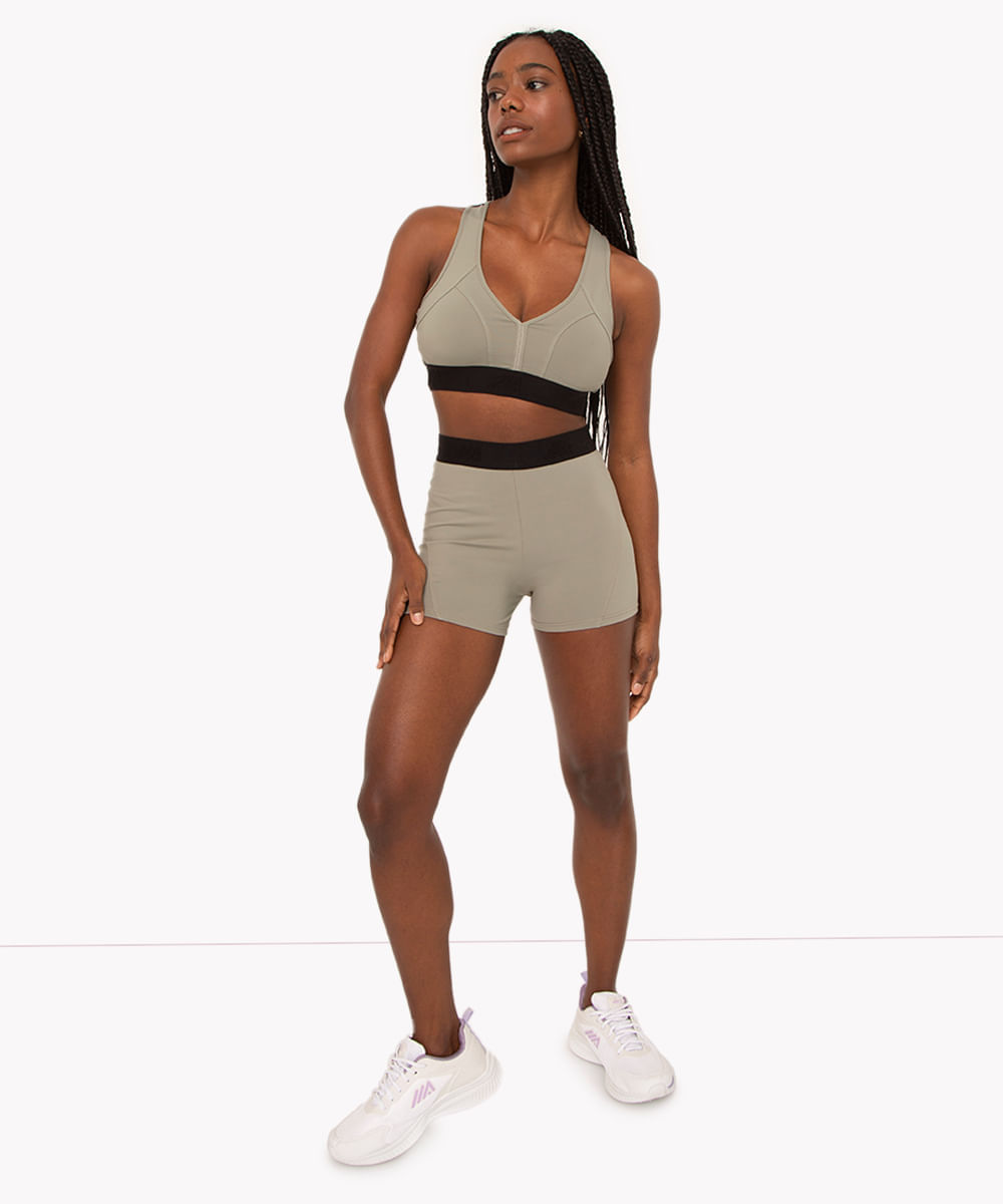 short feminino com recortes esportivo verde