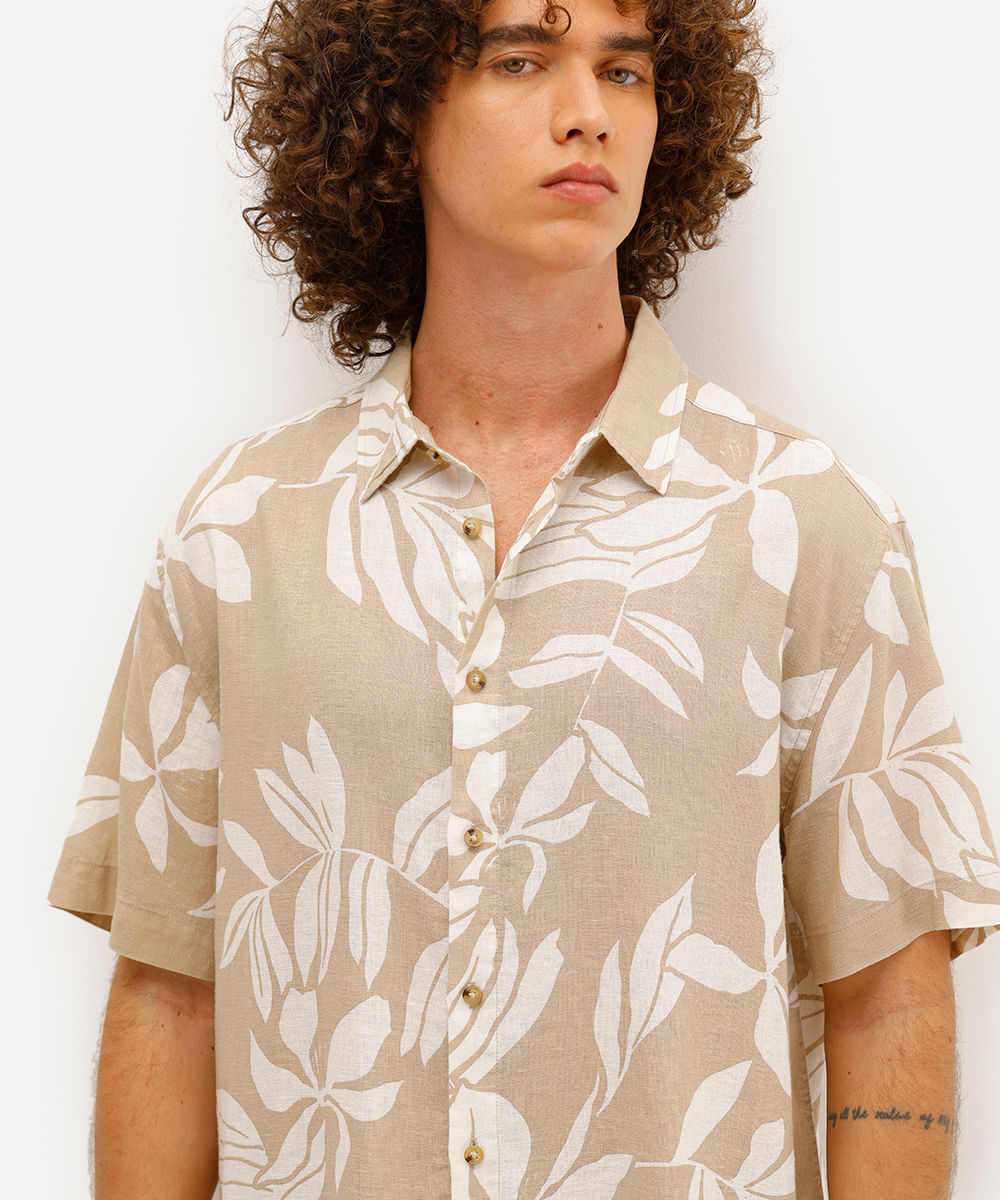 camisa masculina com linho manga curta folhagens bege
