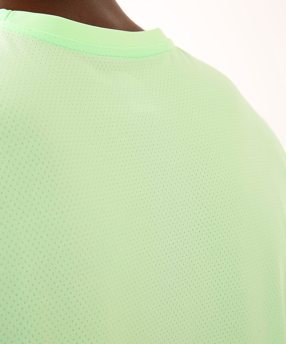 camiseta com recortes e refletivos manga curta esportiva verde