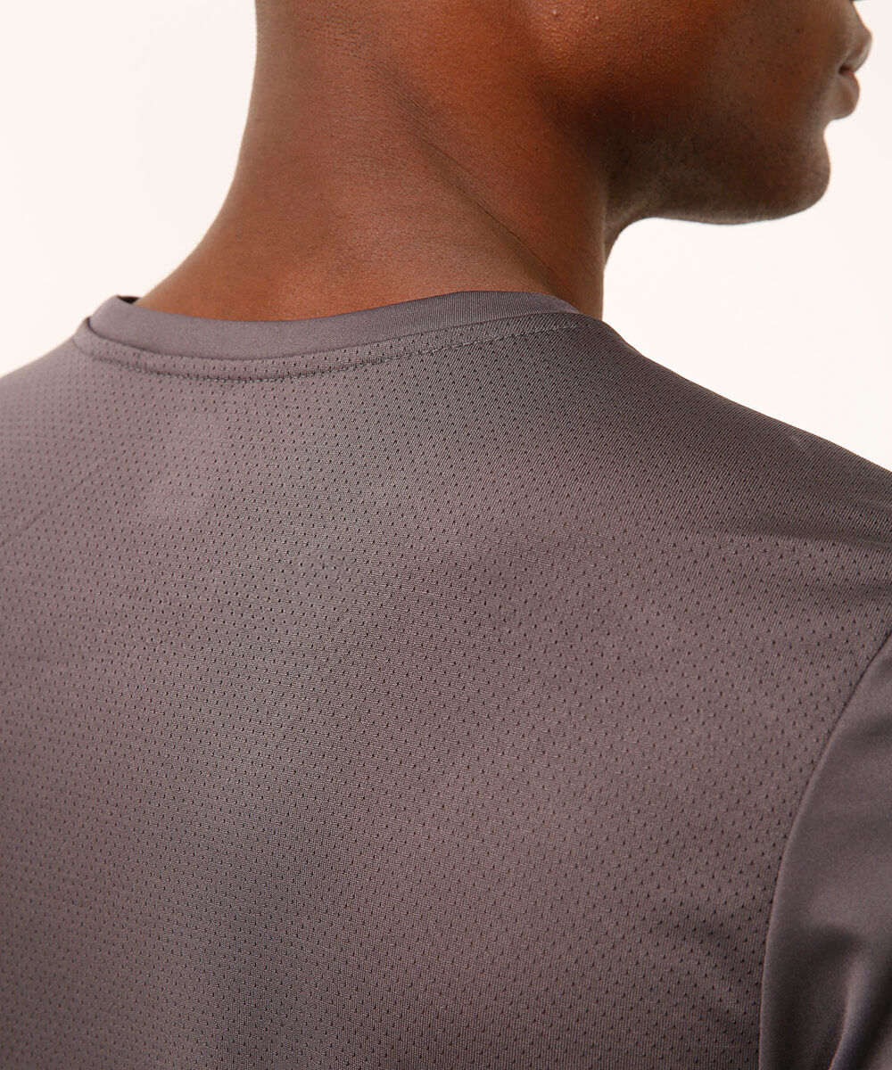 camiseta com recortes e refletivos manga curta esportiva cinza