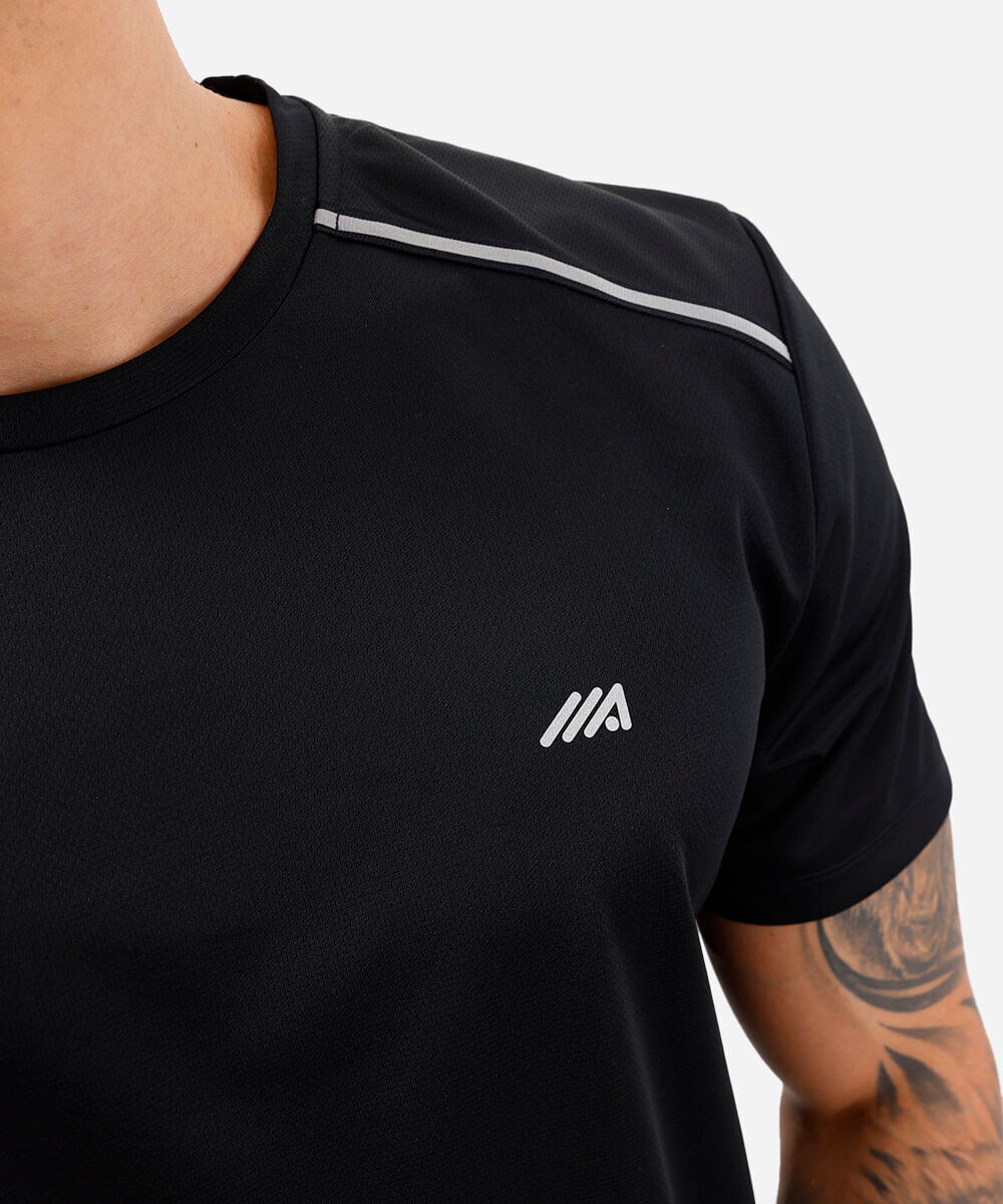 camiseta com recortes e refletivos manga curta esportiva preta