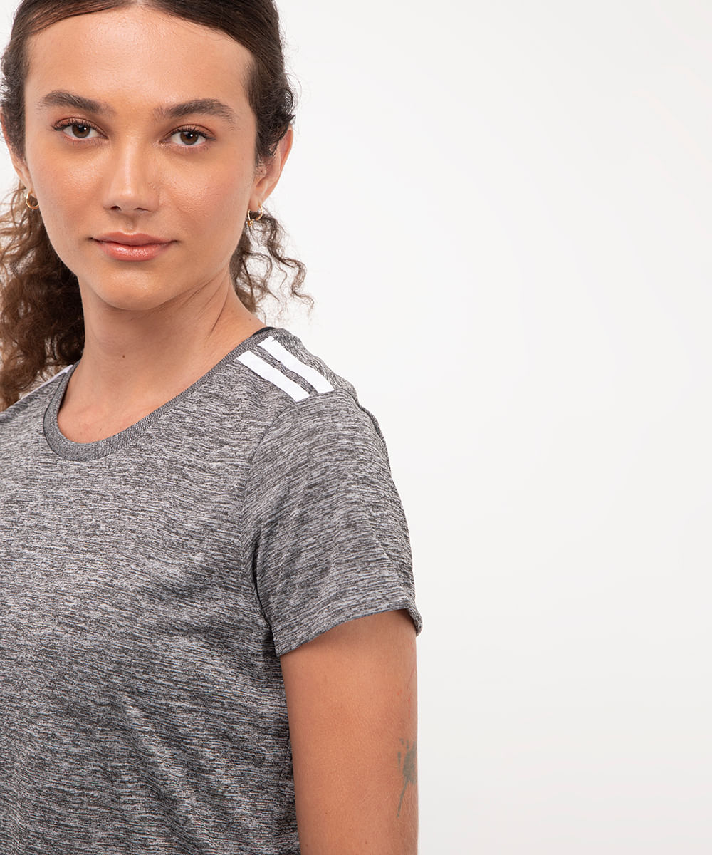 camiseta feminina esportiva manga curta com listras cinza