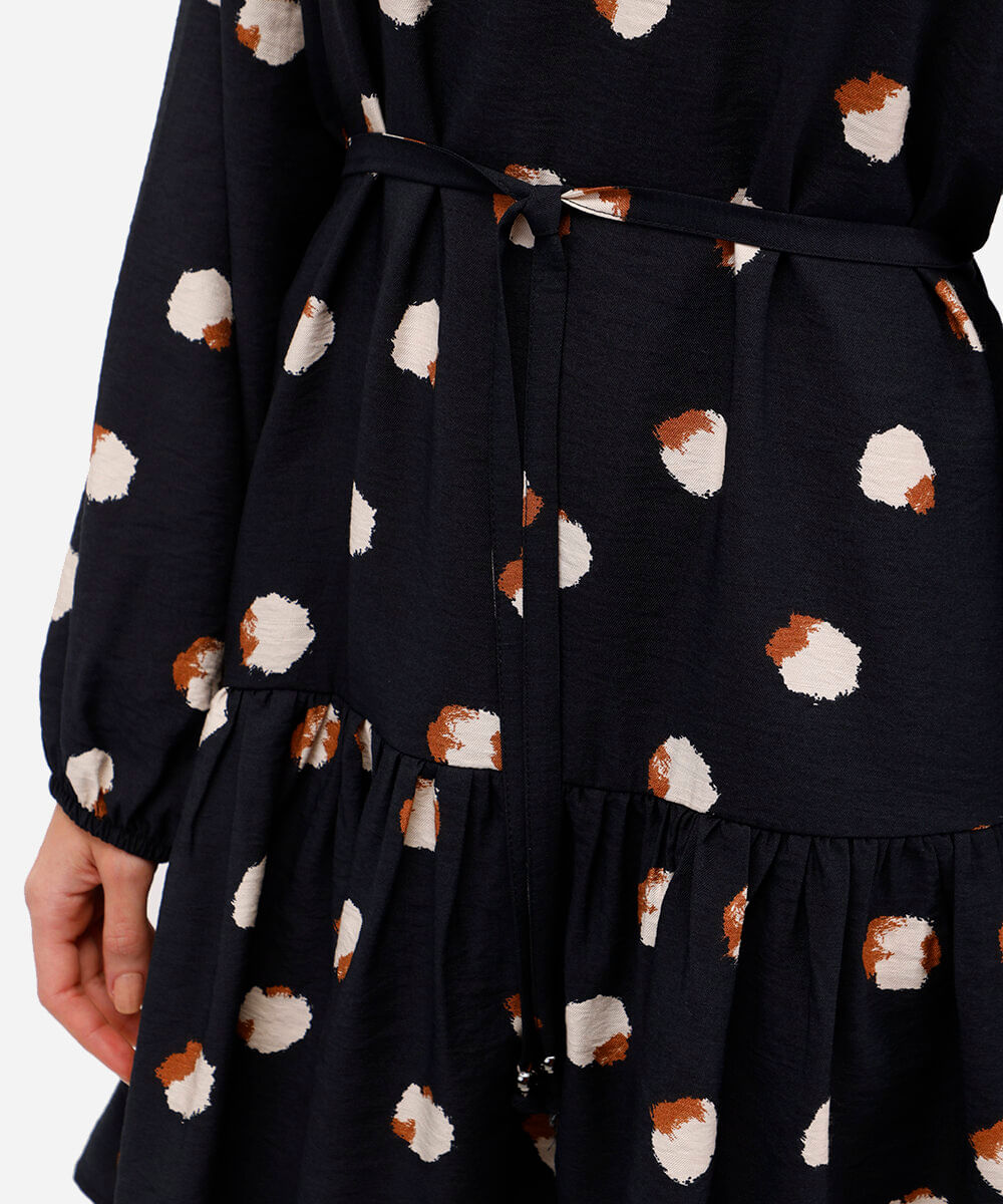 vestido curto feminino de viscose poá com babado preto