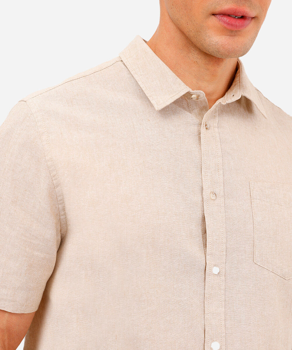camisa comfort com linho manga curta bege