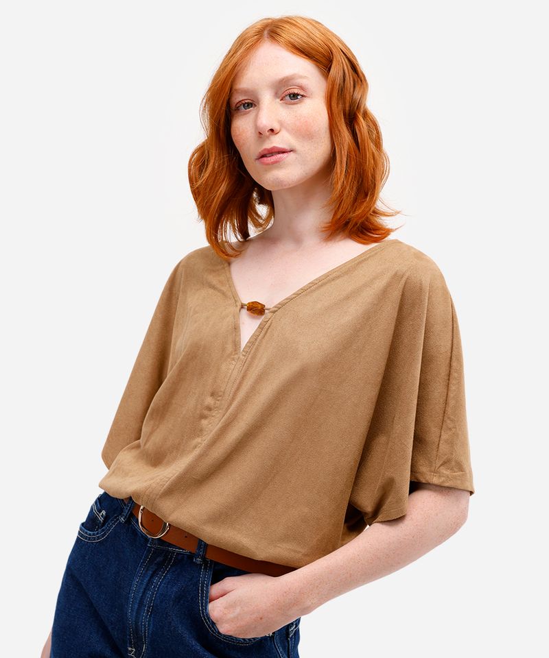 blusa feminina de suede decote v com aviamento marrom