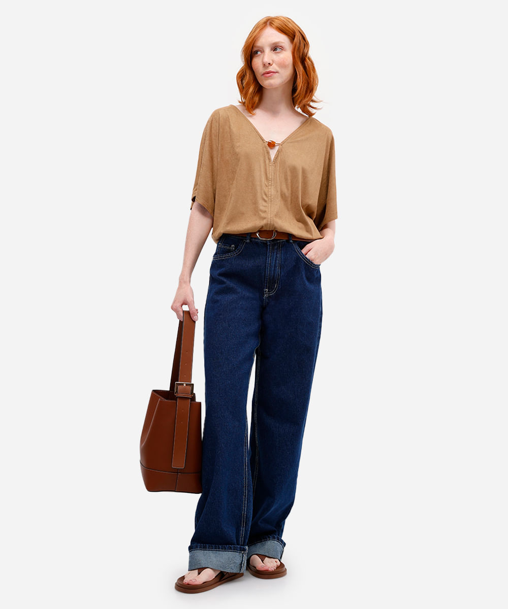 blusa feminina de suede decote v com aviamento marrom