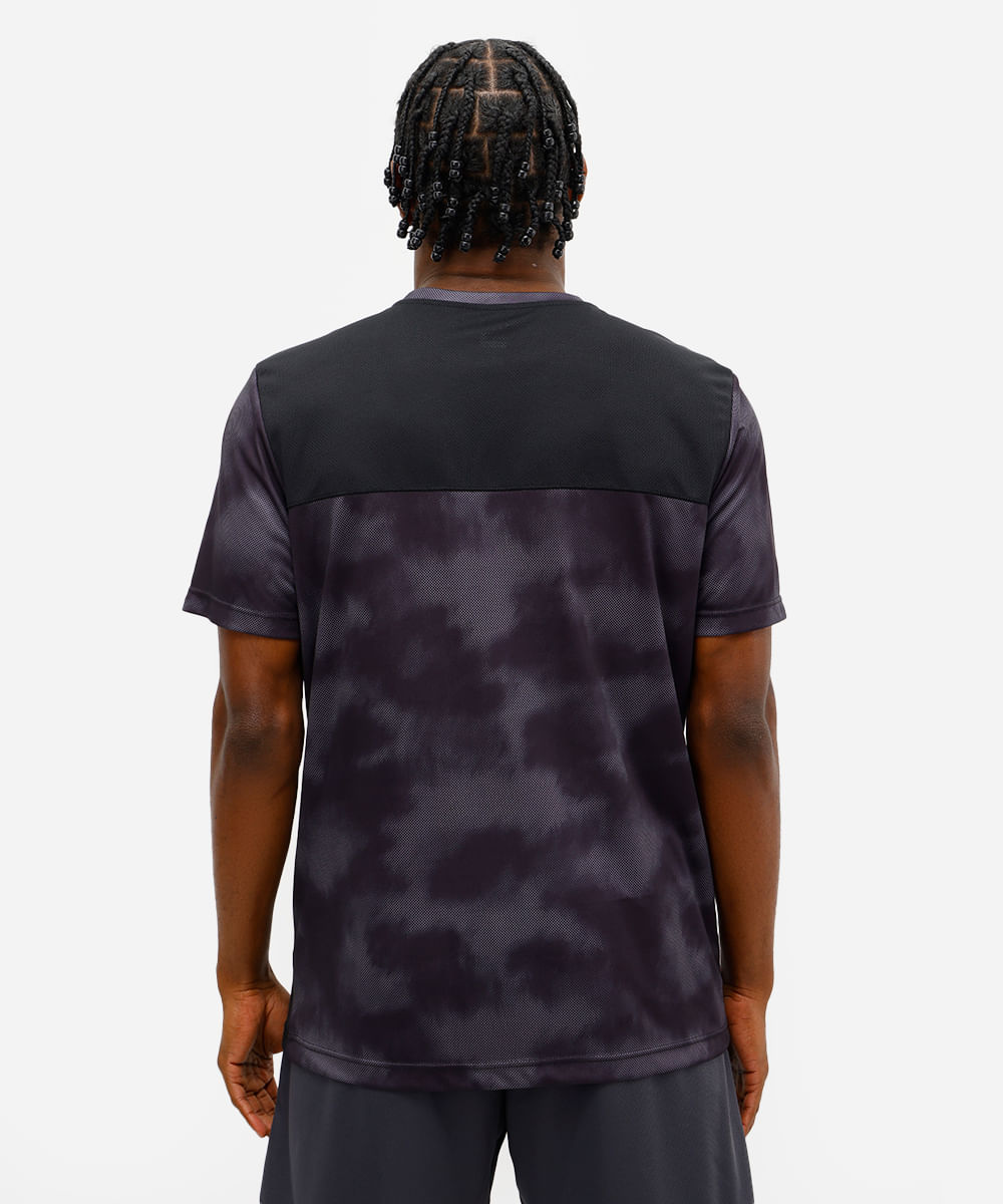 camiseta esportiva masculina com recortes estampada preta