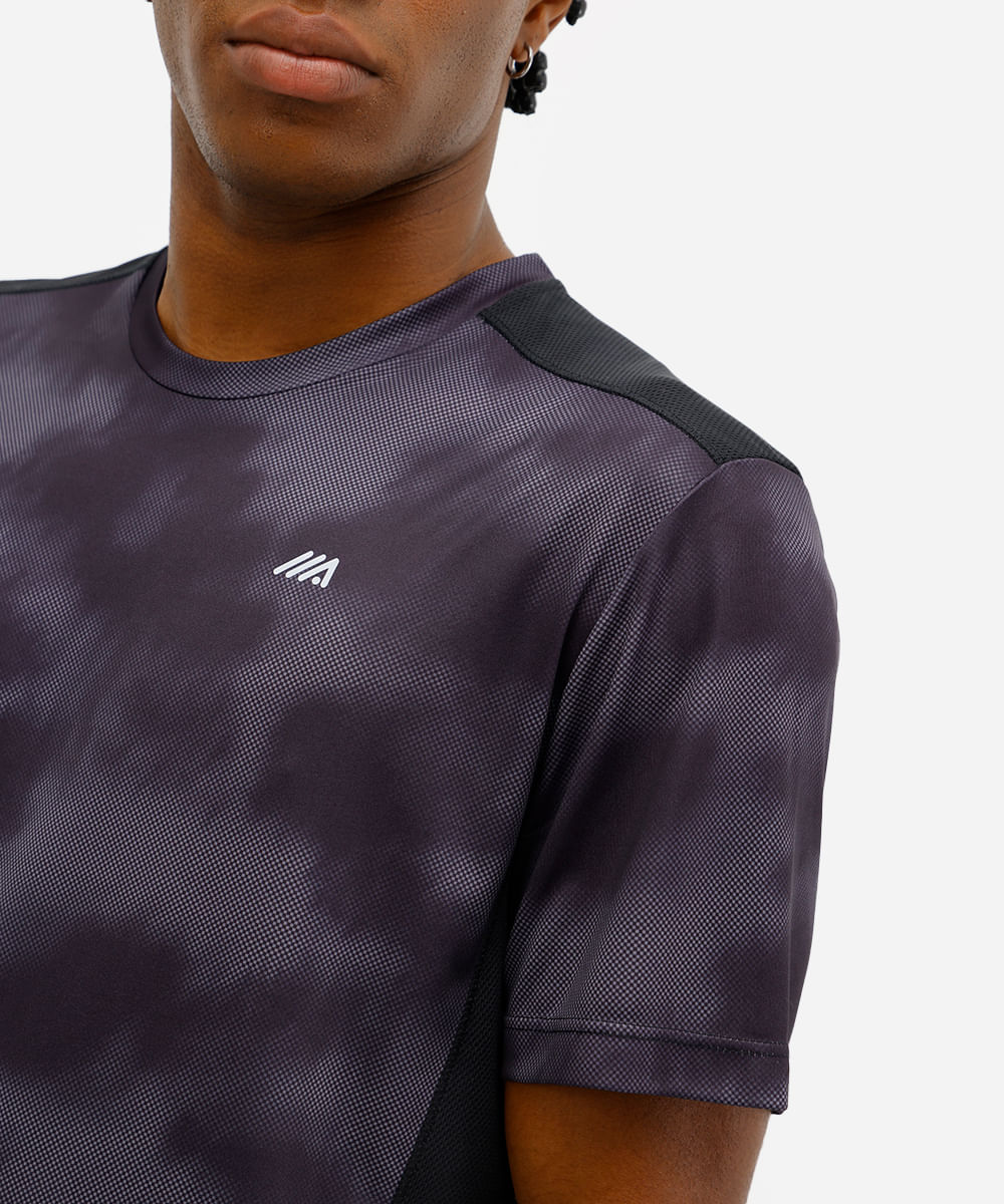 camiseta esportiva masculina com recortes estampada preta
