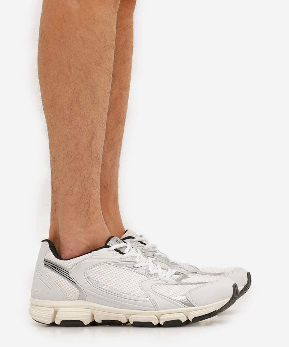 tênis esportivo com recortes branco