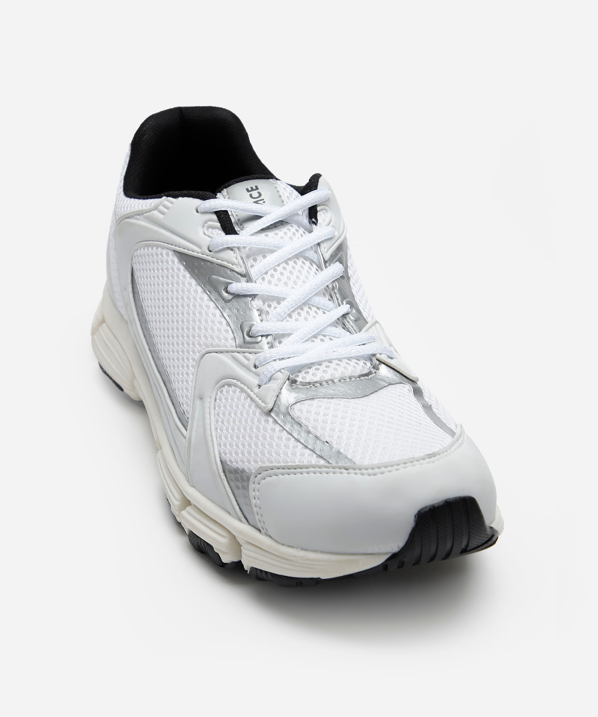 tênis esportivo com recortes branco