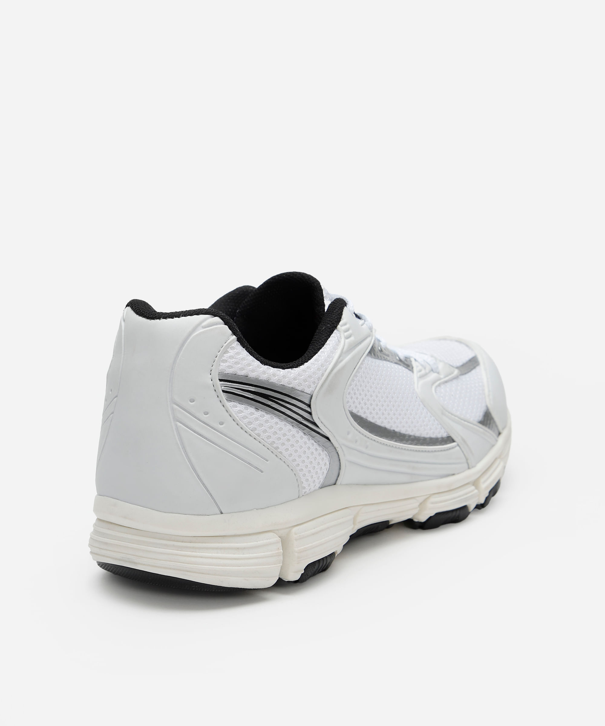 tênis esportivo com recortes branco