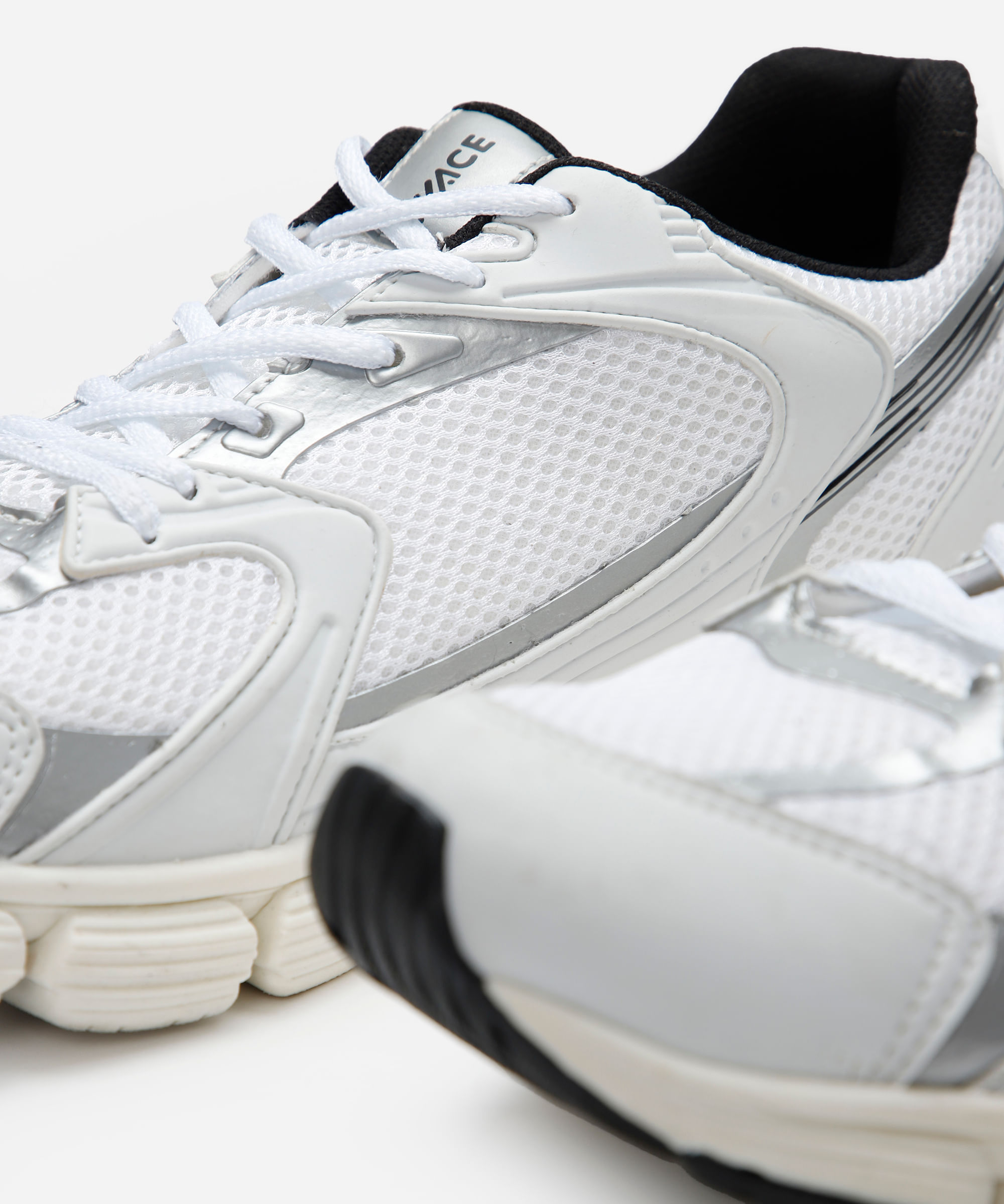 tênis esportivo com recortes branco