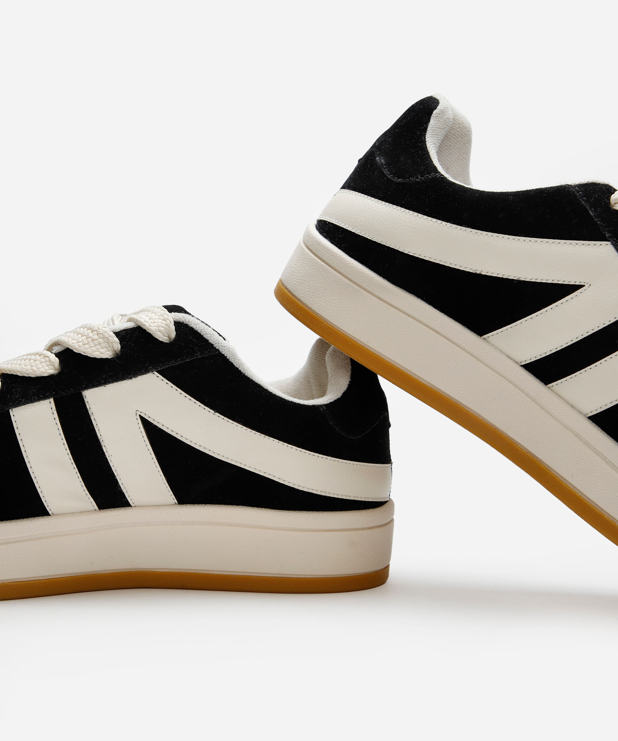 tênis casual com recortes preto