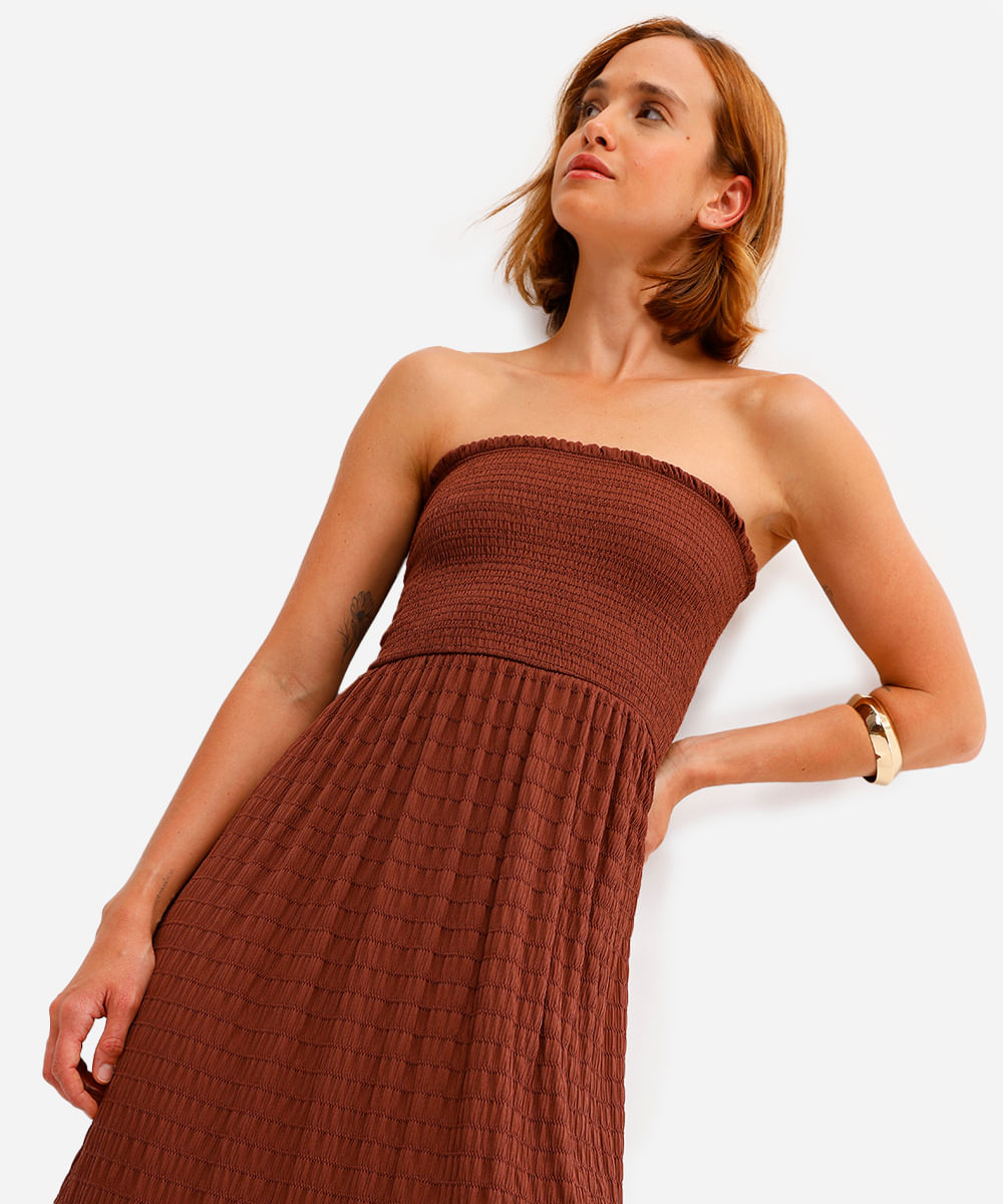 vestido midi feminino sem alça texturizado marrom