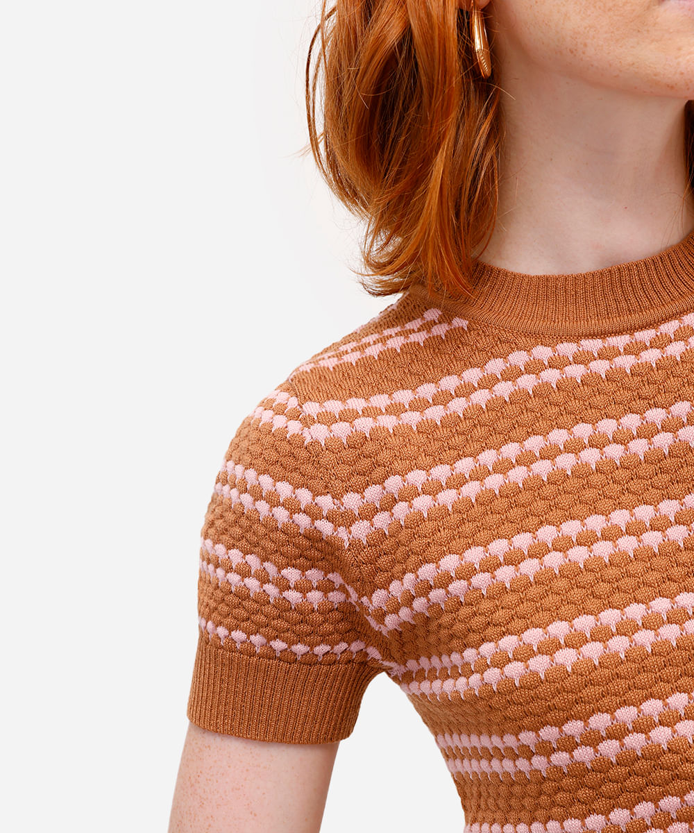 blusa feminina de tricot manga curta texturizada listrada marrom