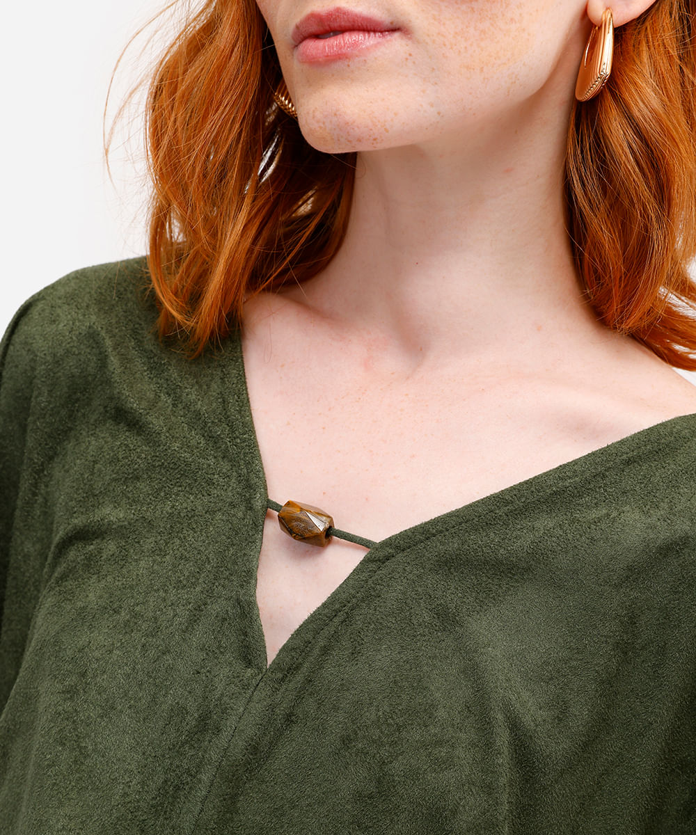 blusa feminina de suede decote v com aviamento verde