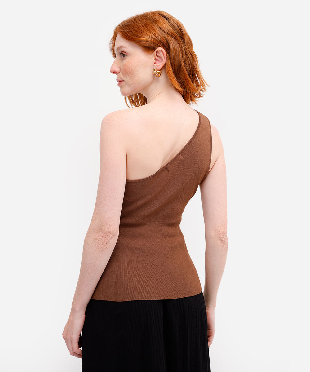 blusa ombro único feminina de tricot com fivela marrom