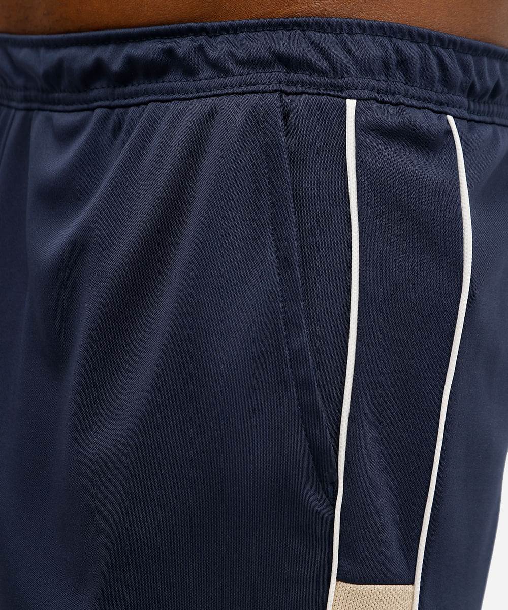 short masculino esportivo com recortes e nervuras azul