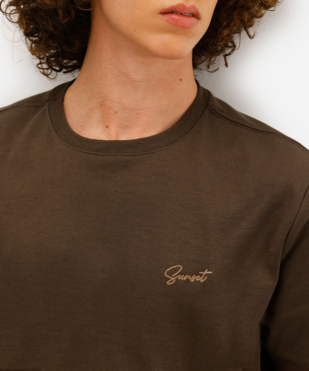 camiseta masculina com bordado marrom