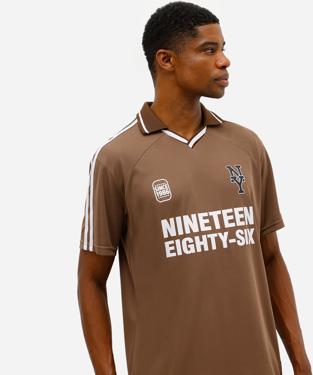 camiseta masculina esportiva com gola estampada marrom