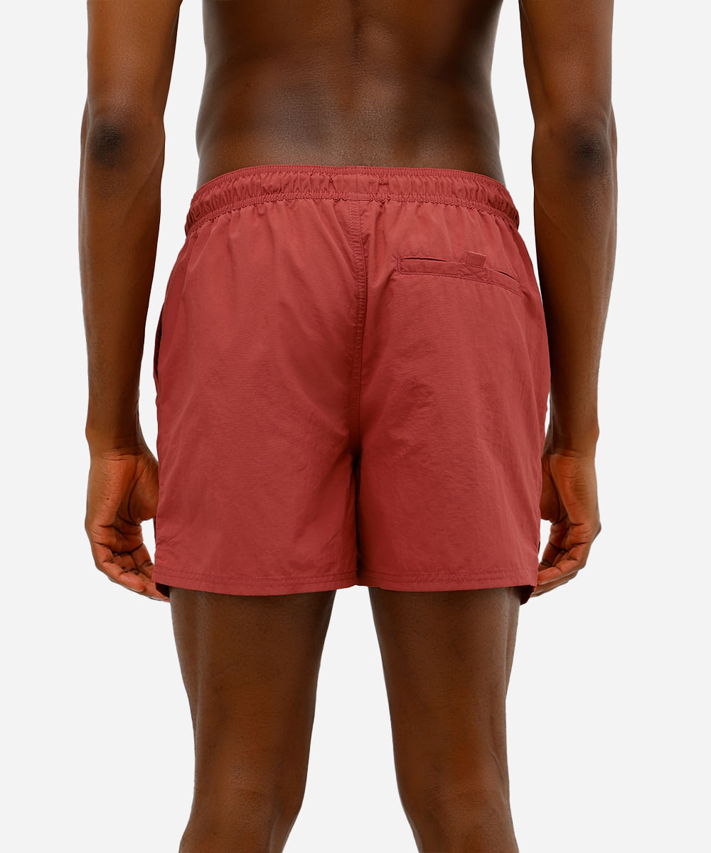 short masculino com bolsos e cordão vermelho