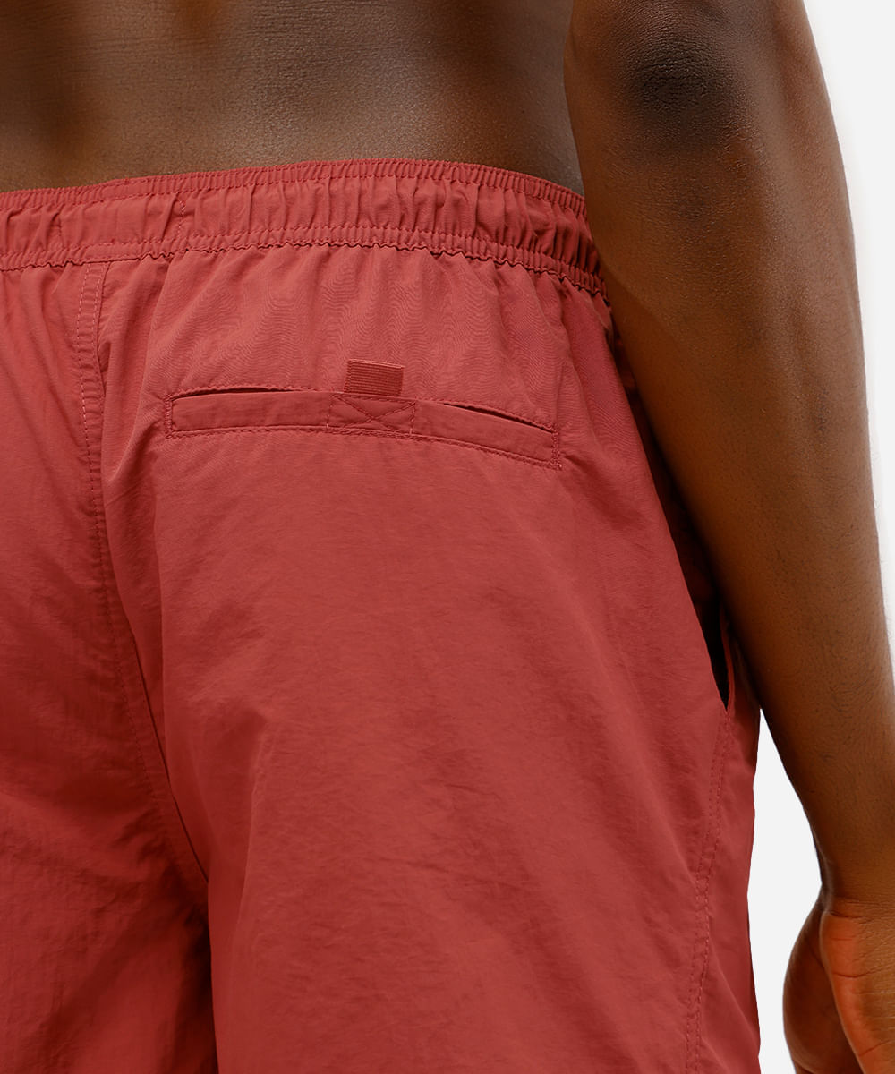 short masculino com bolsos e cordão vermelho