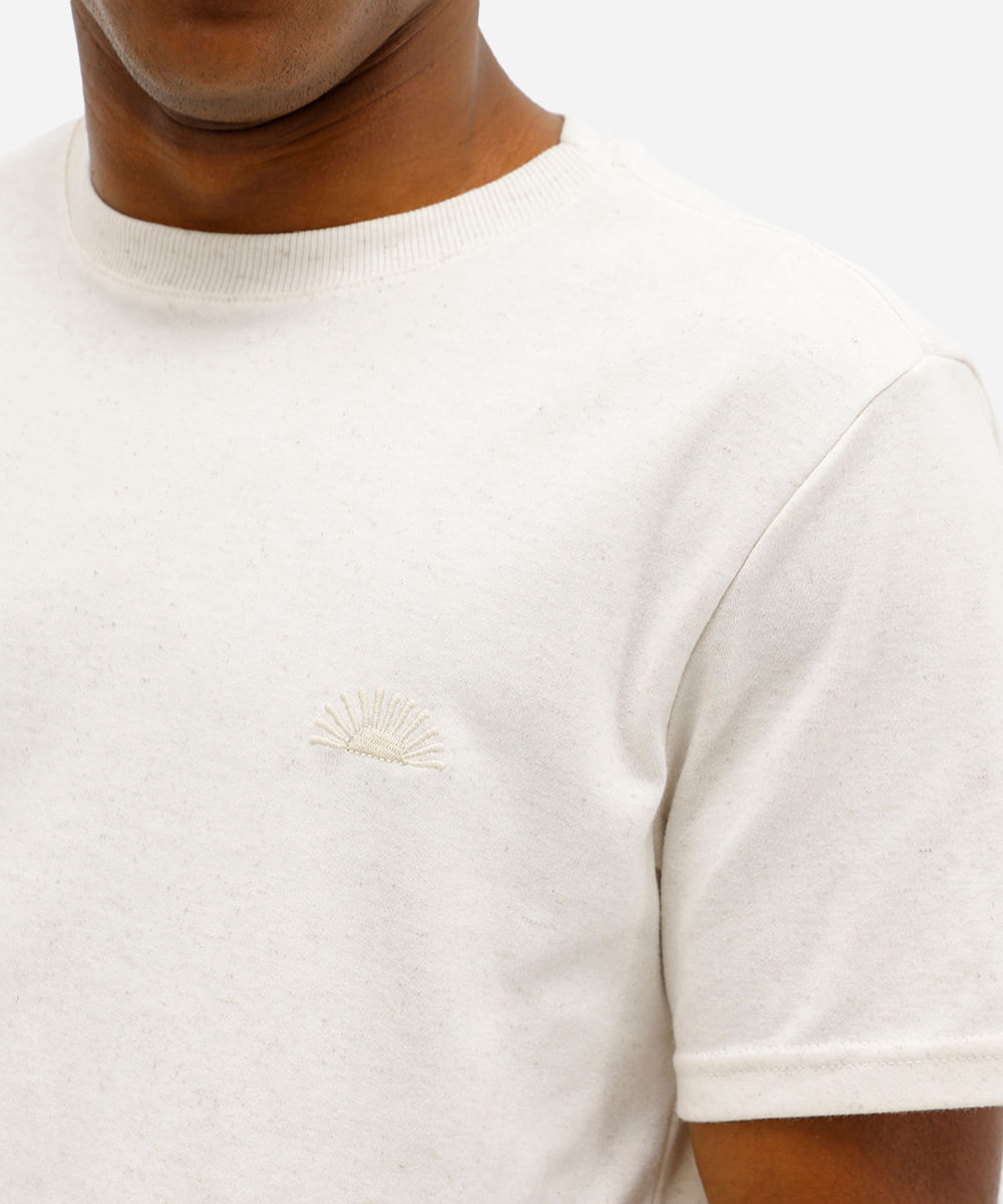 camiseta masculina com linho e bordado off white