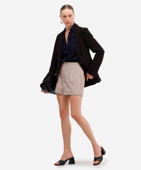 short feminino de alfaiataria com pences bege