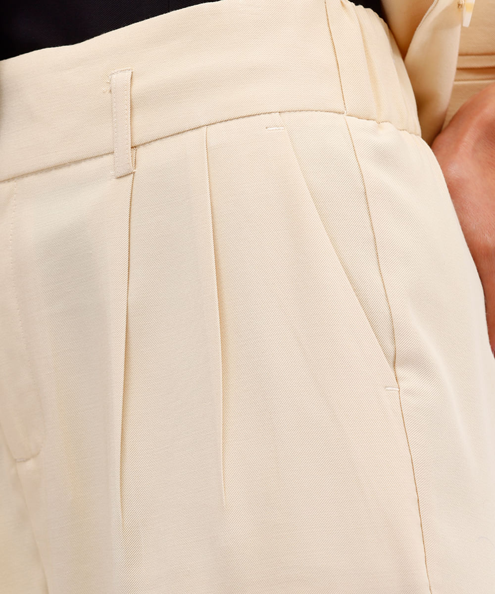 calça feminina de alfaiataria com pregas amarela