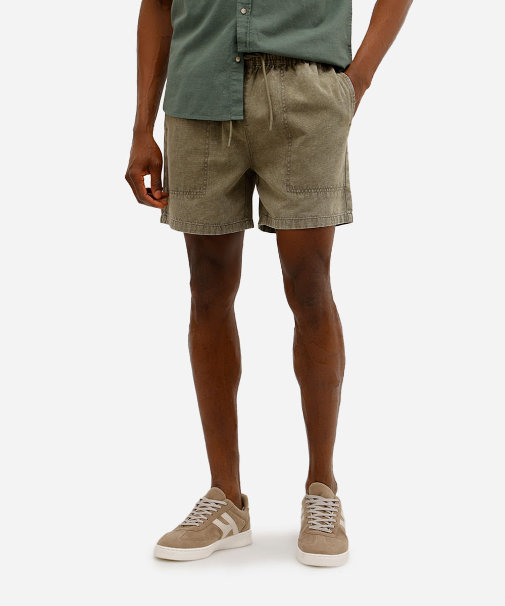 short masculino de sarja estonado verde