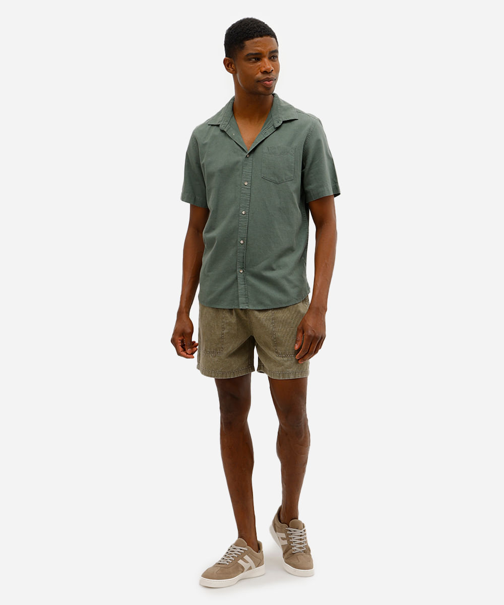 short masculino de sarja estonado verde