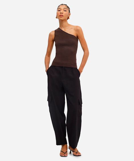 calça feminina de alfaiataria em viscose com bolsos cargo preta