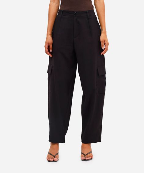 calça feminina de alfaiataria em viscose com bolsos cargo preta