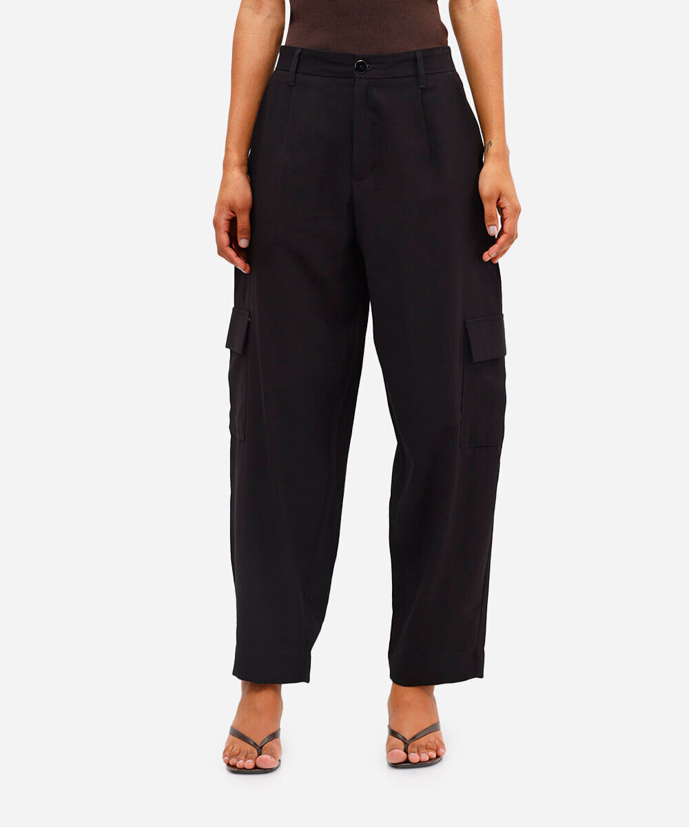 calça feminina de alfaiataria em viscose com bolsos cargo preta