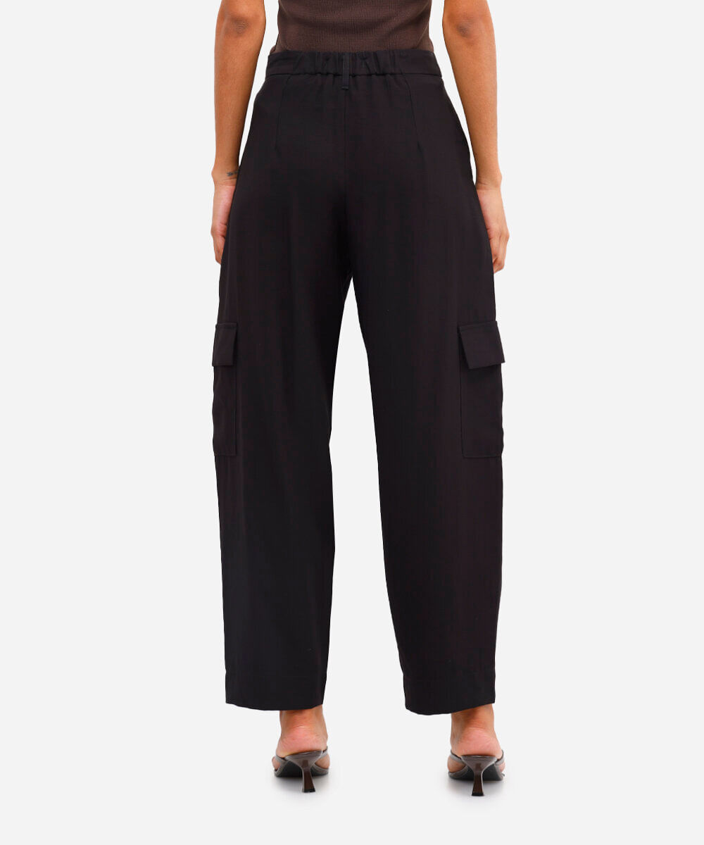 calça feminina de alfaiataria em viscose com bolsos cargo preta