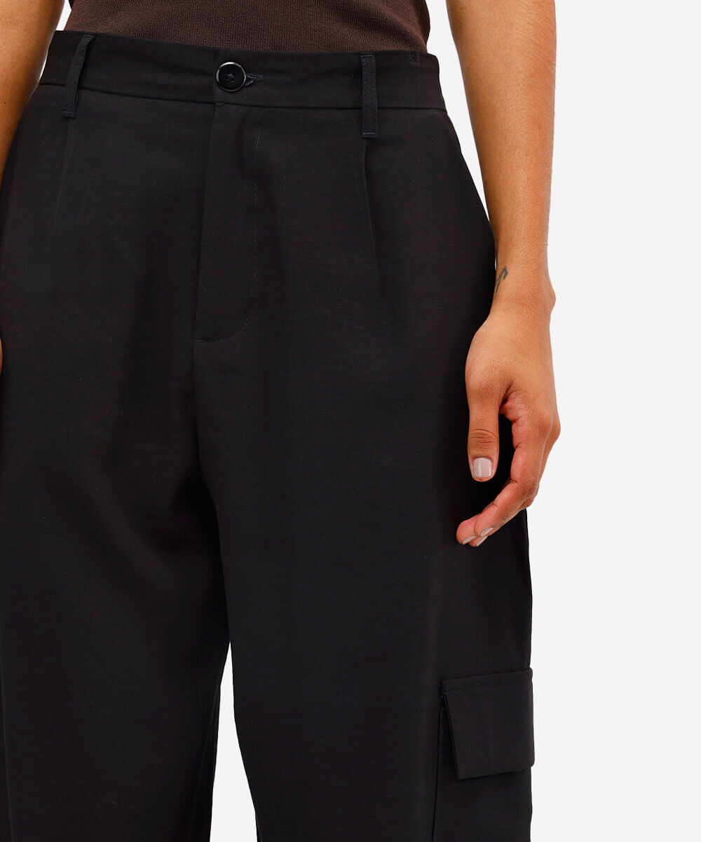 calça feminina de alfaiataria em viscose com bolsos cargo preta