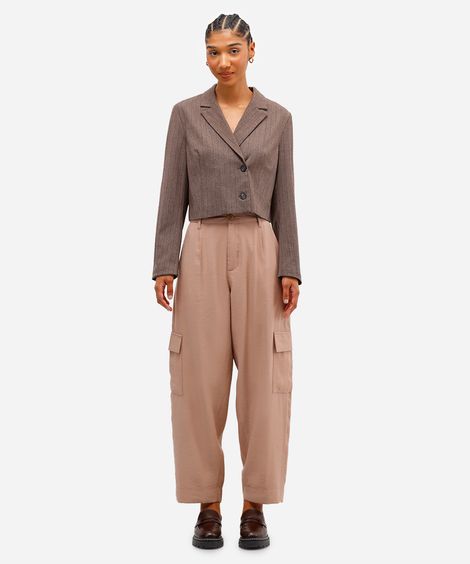 calça feminina de alfaiataria em viscose com bolsos cargo bege