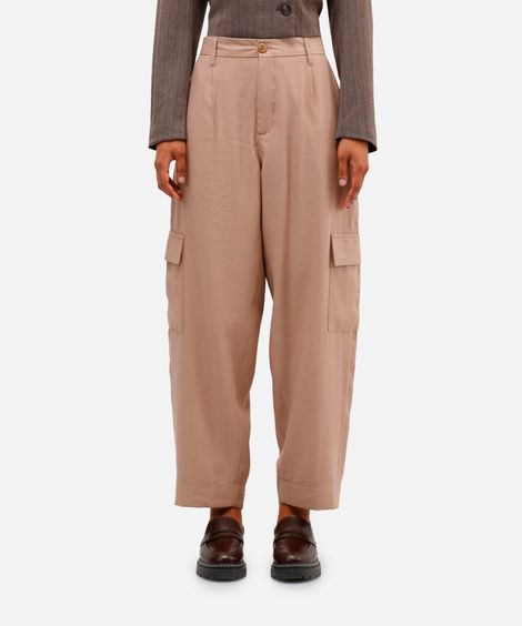 calça feminina de alfaiataria em viscose com bolsos cargo bege