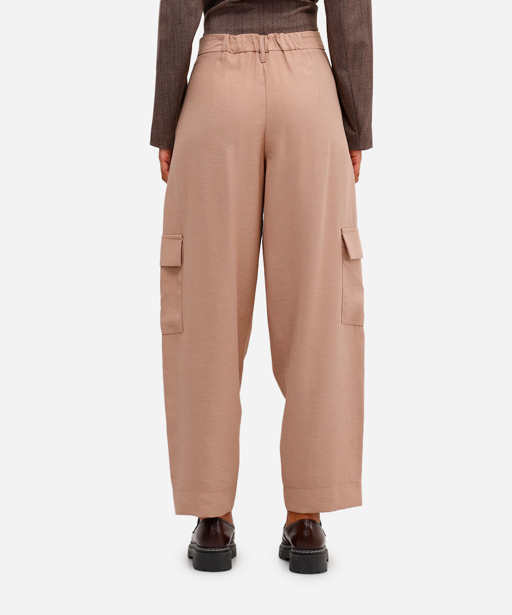 calça feminina de alfaiataria em viscose com bolsos cargo bege