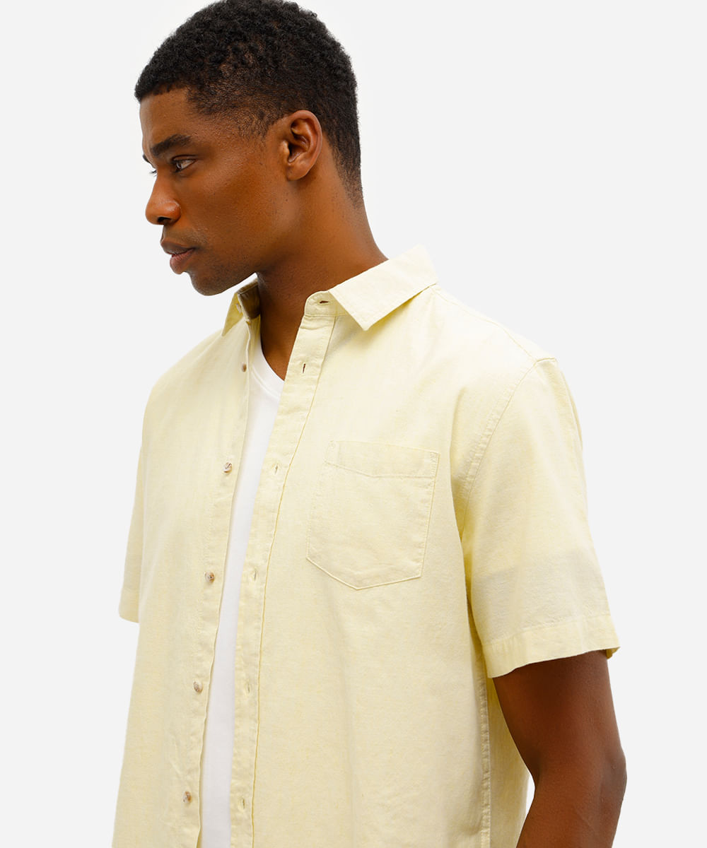 camisa comfort masculina com linho manga curta amarela
