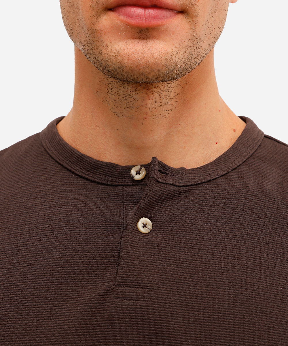 camiseta de algodão texturizada manga curta marrom